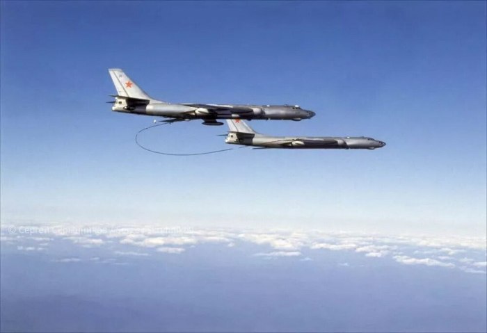 Самолет бомбардировщик ту 16