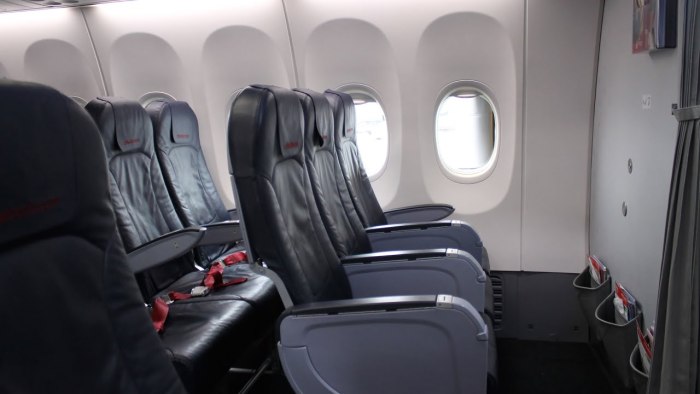Боинг 737-800 салон первый ряд
