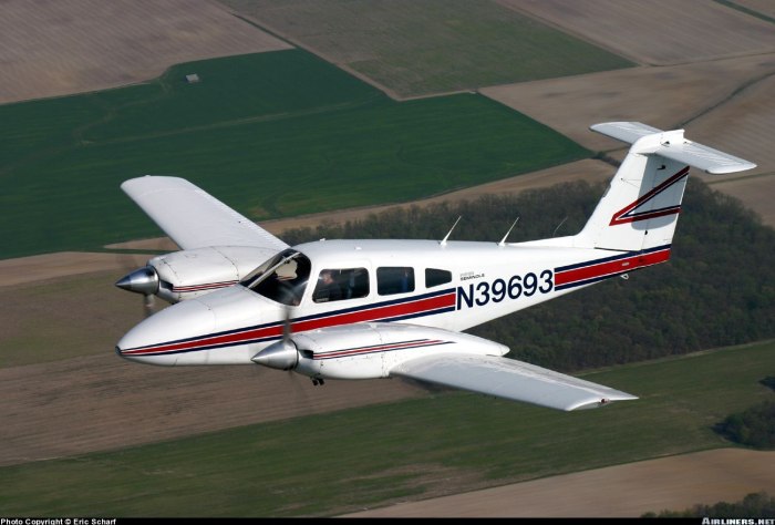 Двухмоторный самолёт Piper pa-44 Seminole
