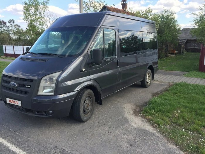 Ford Transit серого цвета