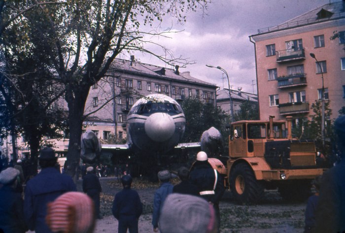 Ил-18 на улице Малышева Свердловск 1977