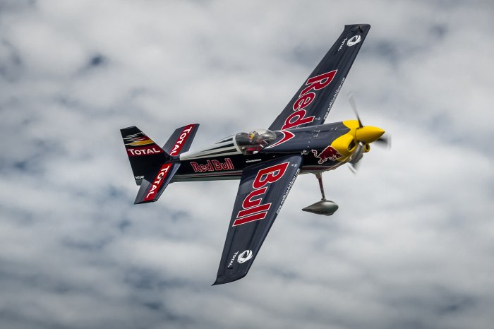 Пилотажный самолет Red bull