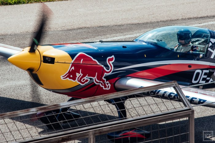 Red bull самолет