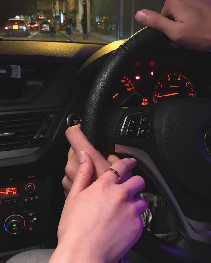 Мужская рука в авто ночь