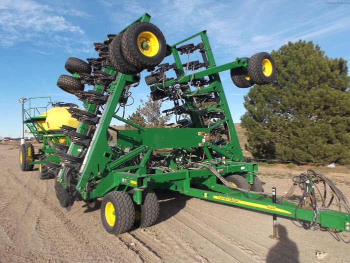 Пневматическая сеялка John Deere