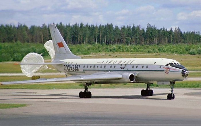 Пассажирский реактивный самолет ту-104