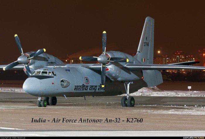АН-32 военно-транспортный самолёт