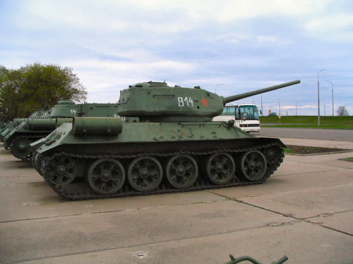 Танк т-34 85 с боку