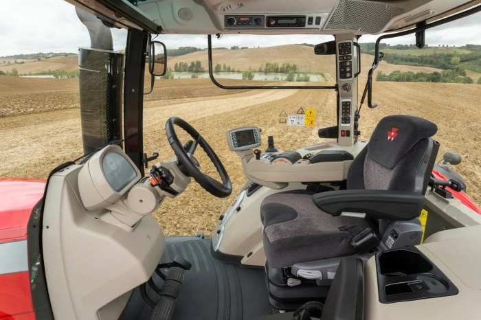 Massey Ferguson 6713 кабина