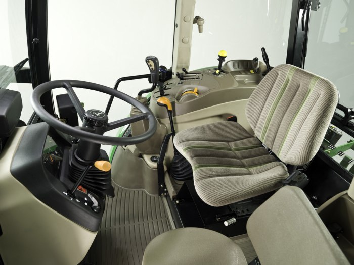 John Deere 6125m салон