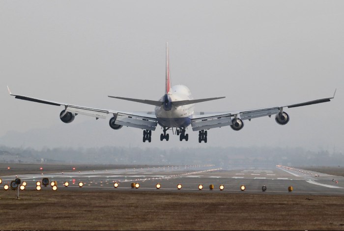 Боинг 747 сзади