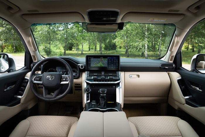 Toyota Land Cruiser 300 салон