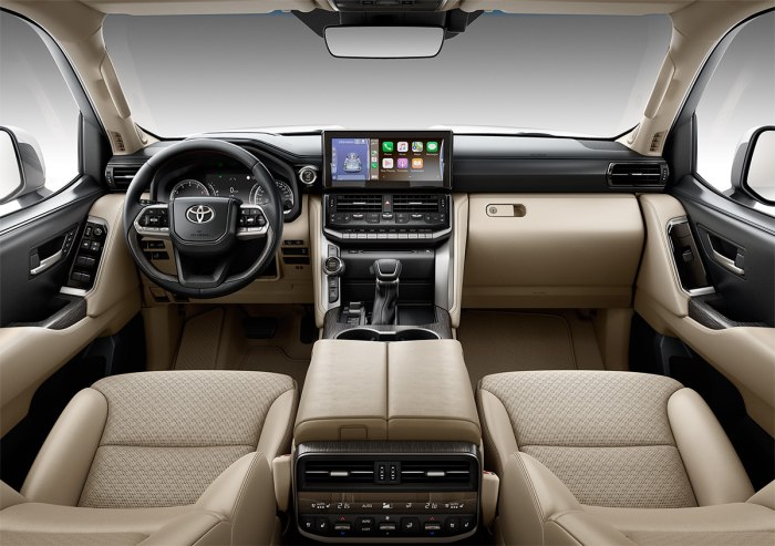 Toyota Land Cruiser 300 2021 салон