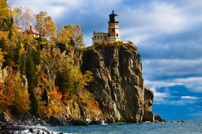 Маяк скалы море