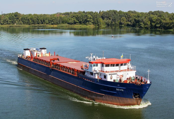 Судно сухогруз река море