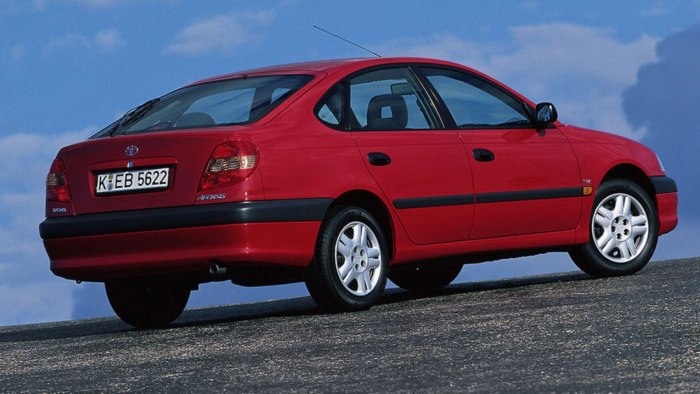 Тойота Авенсис 2000 хэтчбек