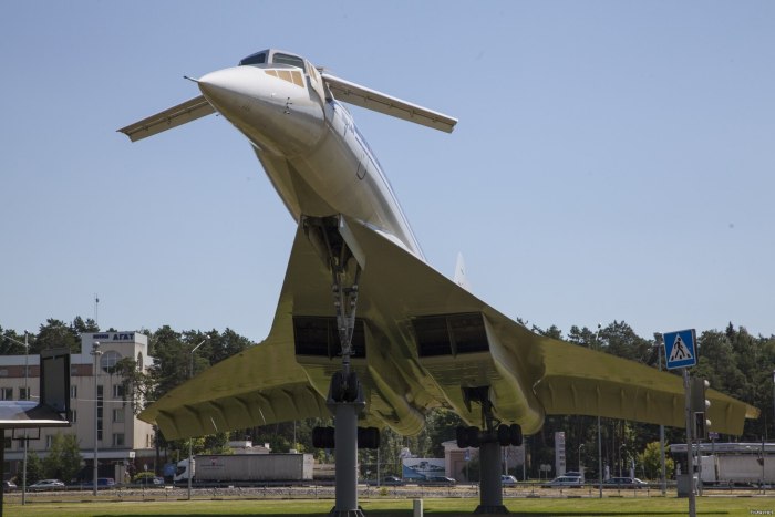 Памятник самолёту «ту-144»