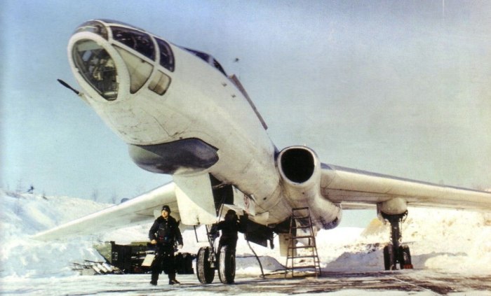 Самолет бомбардировщик ту 16