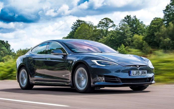 Машина Tesla model s