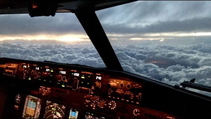 Кабина Боинг 737 ночью