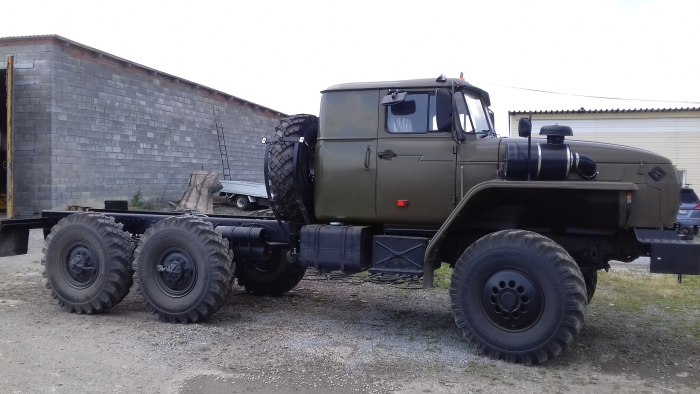 Урал 4320 тягач со спальником
