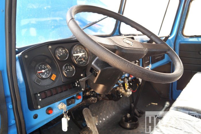 Урал 4320 салон кабины