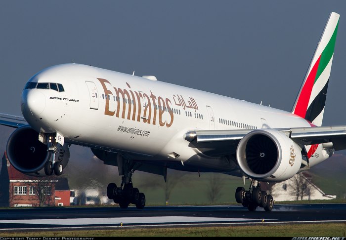 Самолет Эмирейтс Боинг 777