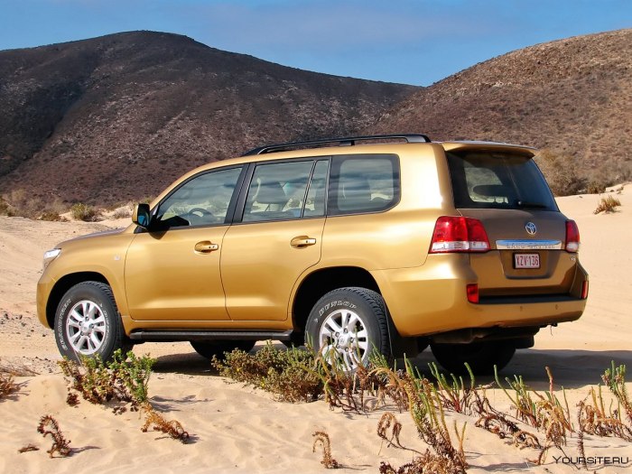 Toyota Land Cruiser 200 золотой