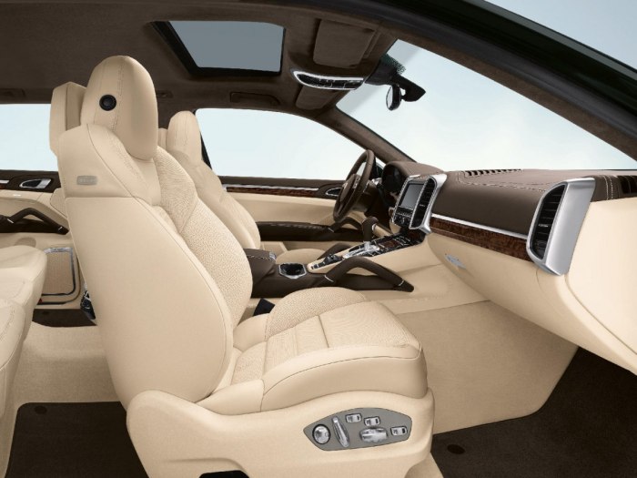 Porsche Cayenne 2023 белый салон