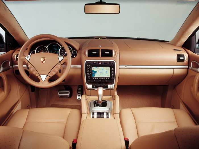 Porsche Cayenne 2004 салон