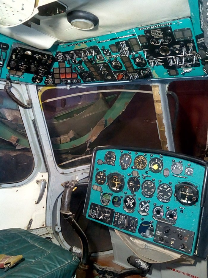 Приборная панель вертолета ми-8