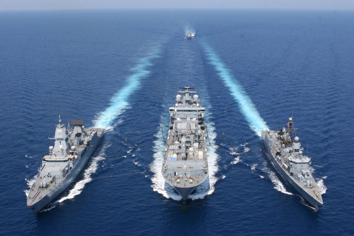 Красивый военный корабль