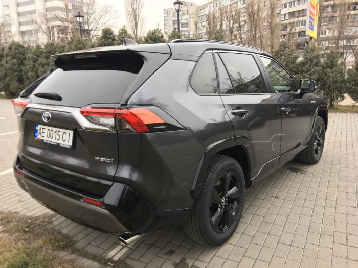 Тойота рав 4 2022 черный