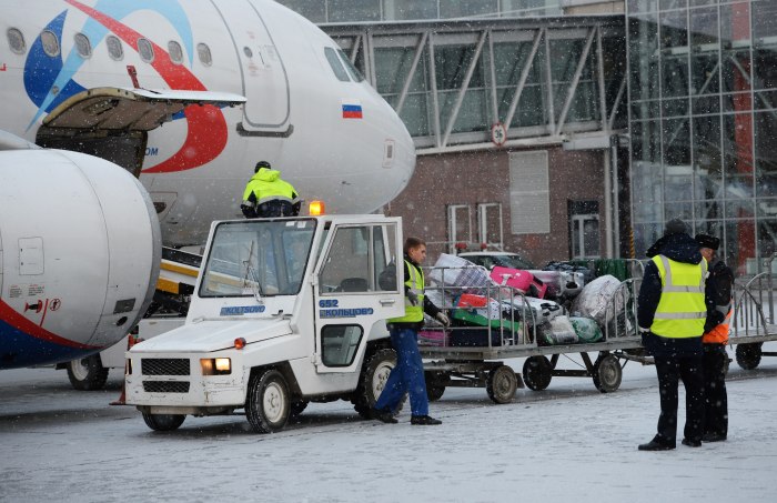 Погрузка багажа в самолет