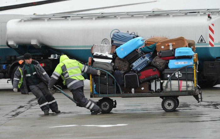 Погрузка чемоданов в самолет