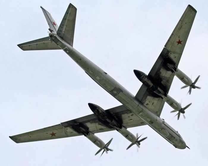 Бомбардировщик ту-95 снизу