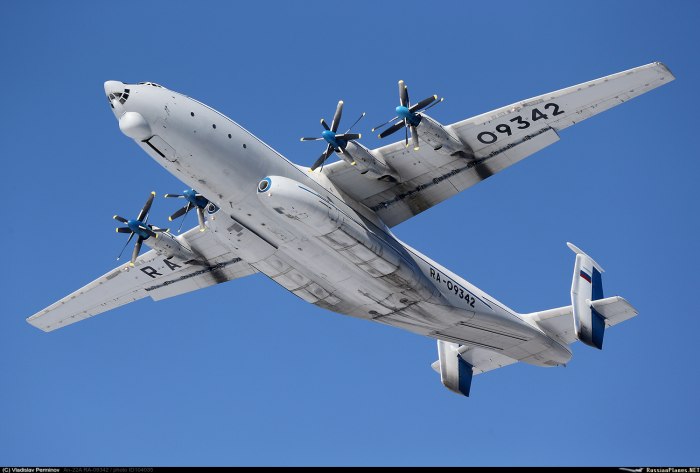АН-22 военно-транспортный самолёт