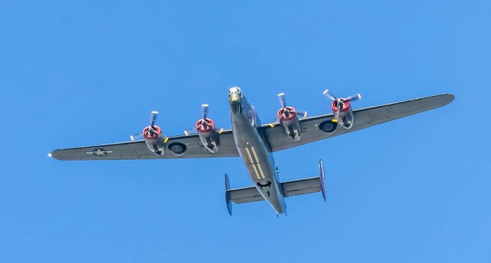 B24 самолет бомбардировщик