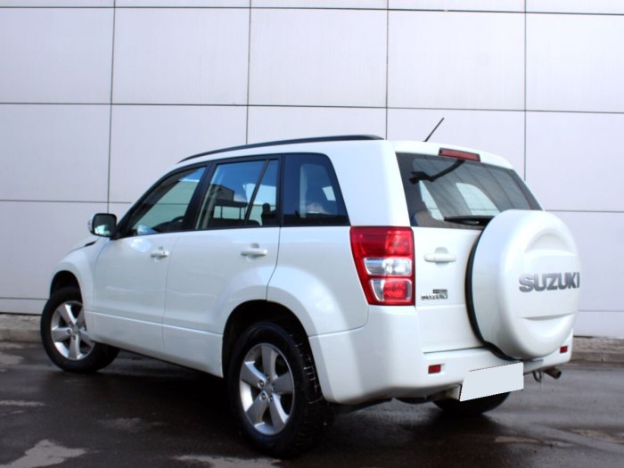 Suzuki Grand Vitara белая