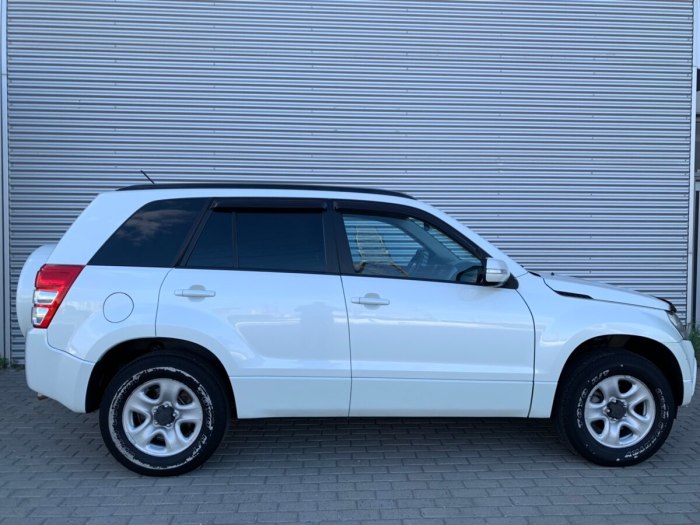 Suzuki Grand Vitara белая