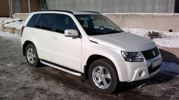 Suzuki Grand Vitara белая