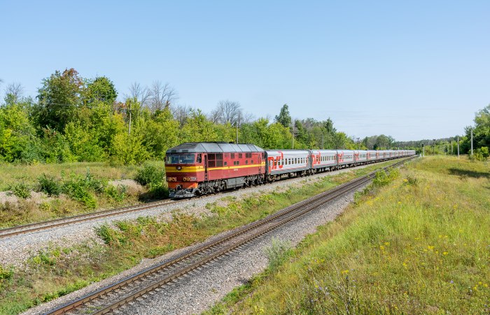 М62 с пассажирским поездом