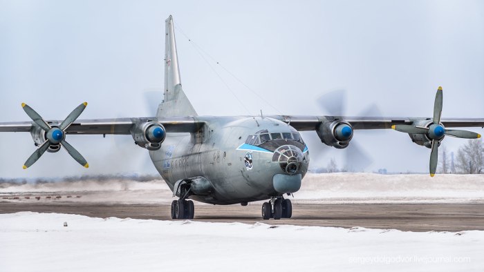 АН 12 грузовой самолет
