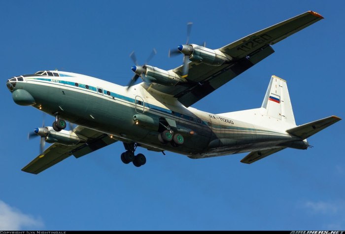 АН 12 грузовой самолет