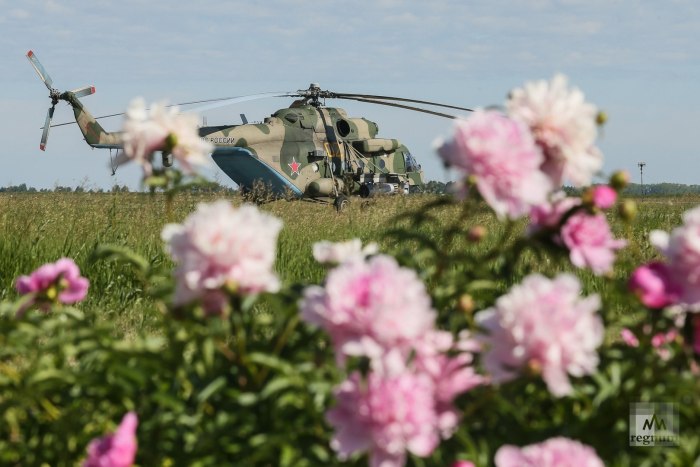 Вертолет на аэродроме Солнечный день