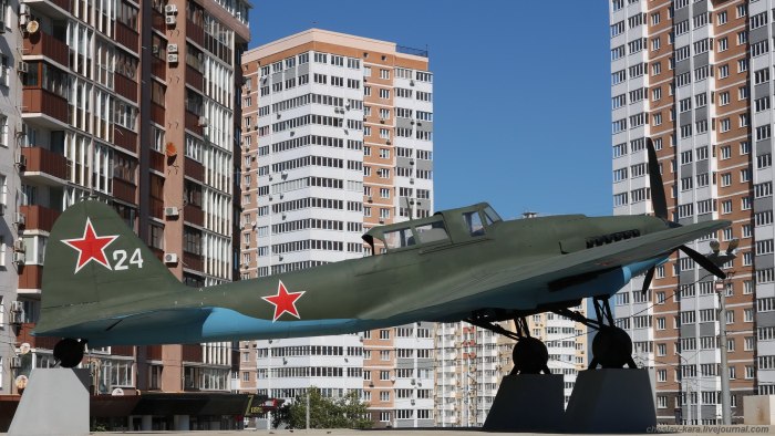 Памятник ил 2 в Новороссийске