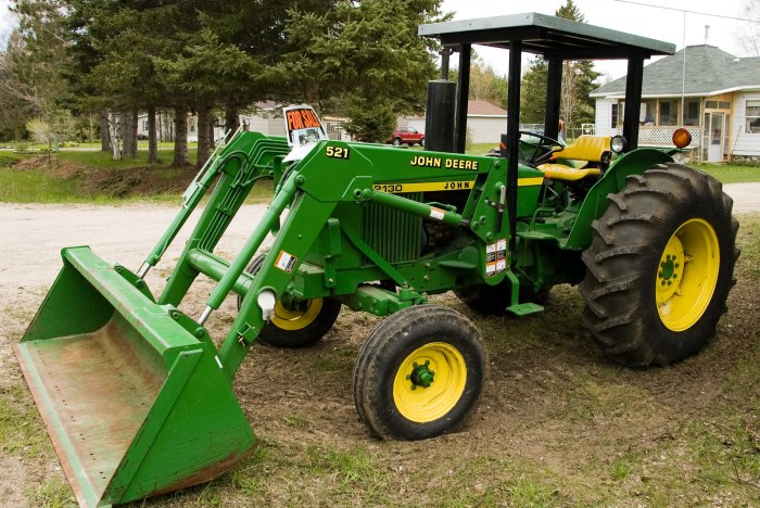Трактор John Deere с ковшом