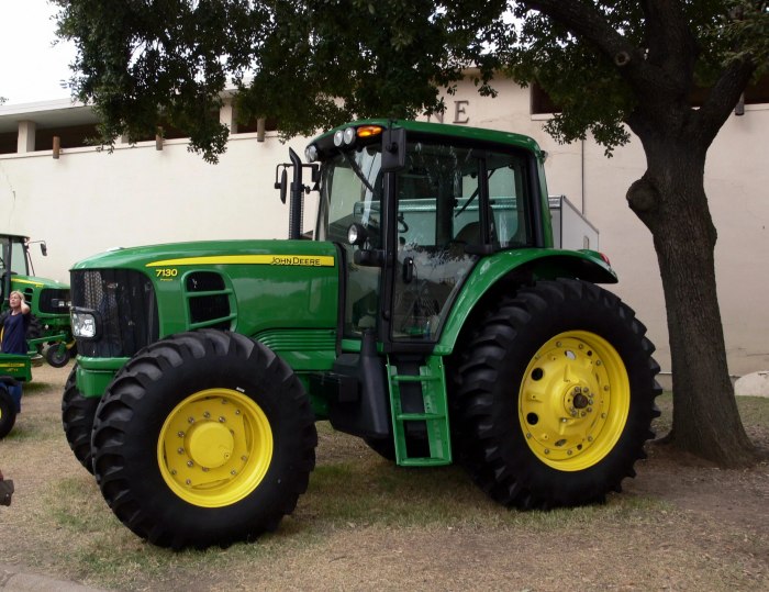 Зеленый трактор John Deere