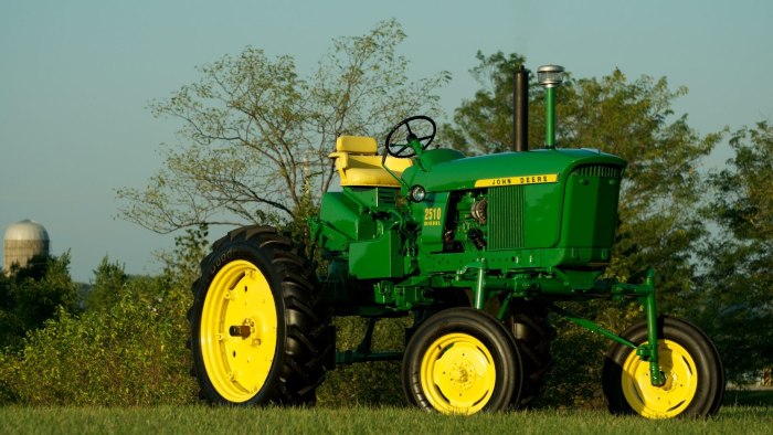 Зеленый трактор John Deere