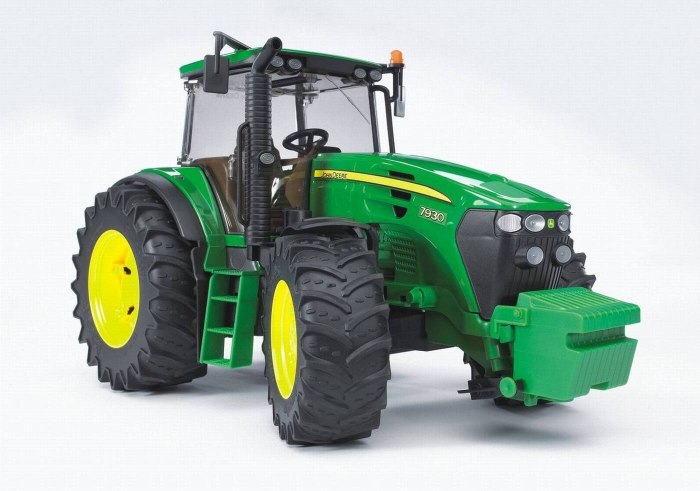 Трактор Bruder 03050 John Deere 7930